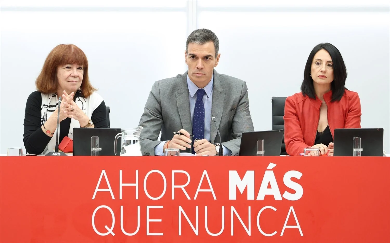 7531723_presidenta_psoe_cristina_narbona_presidente_gobierno_pedro_sanchez Rebeca Torró, a la derecha. EP