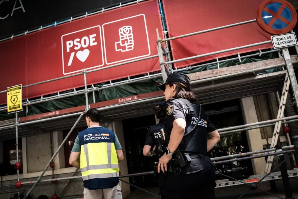 El PSOE camufló fondos para Crónica Libre con una campaña publicitaria 2 Moncloa EuropaPress 7553370 agentes policia nacional sede nacional psoe ferraz 27 mayo 2026 madrid Moncloa
