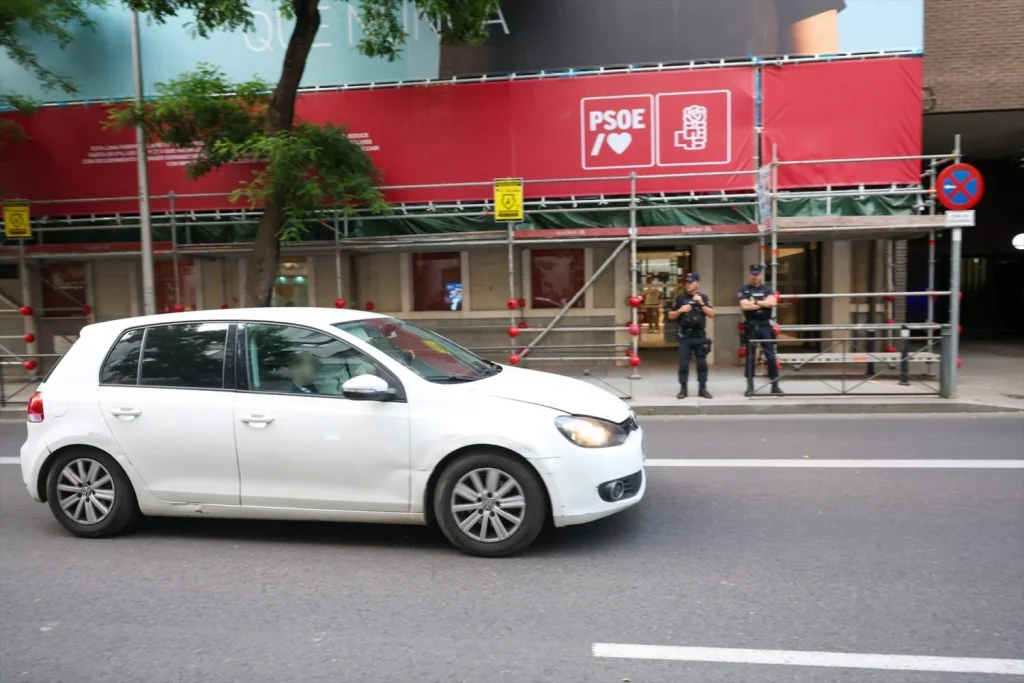 El PSOE camufló fondos para Crónica Libre con una campaña publicitaria 1 Moncloa EuropaPress 7554844 dos agentes policia nacional delante sede nacional psoe ferraz 27 mayo 2026 Moncloa