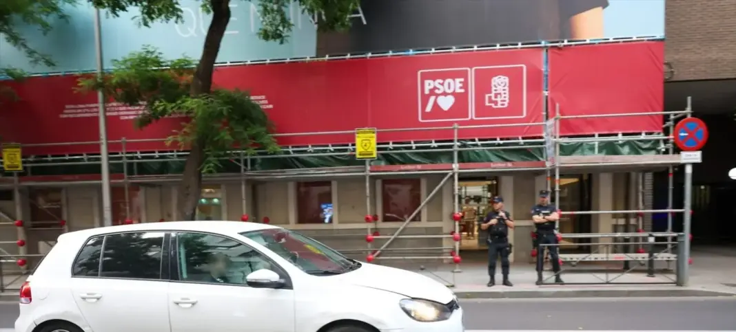 _7554844_dos_agentes_policia_nacional_delante_sede_nacional_psoe_ferraz_27_mayo_2026 Dos agentes de la Policía Nacional ante la sede del PSOE en Calle Ferraz, 27 de mayo de 2026. Fuente: Europa Press