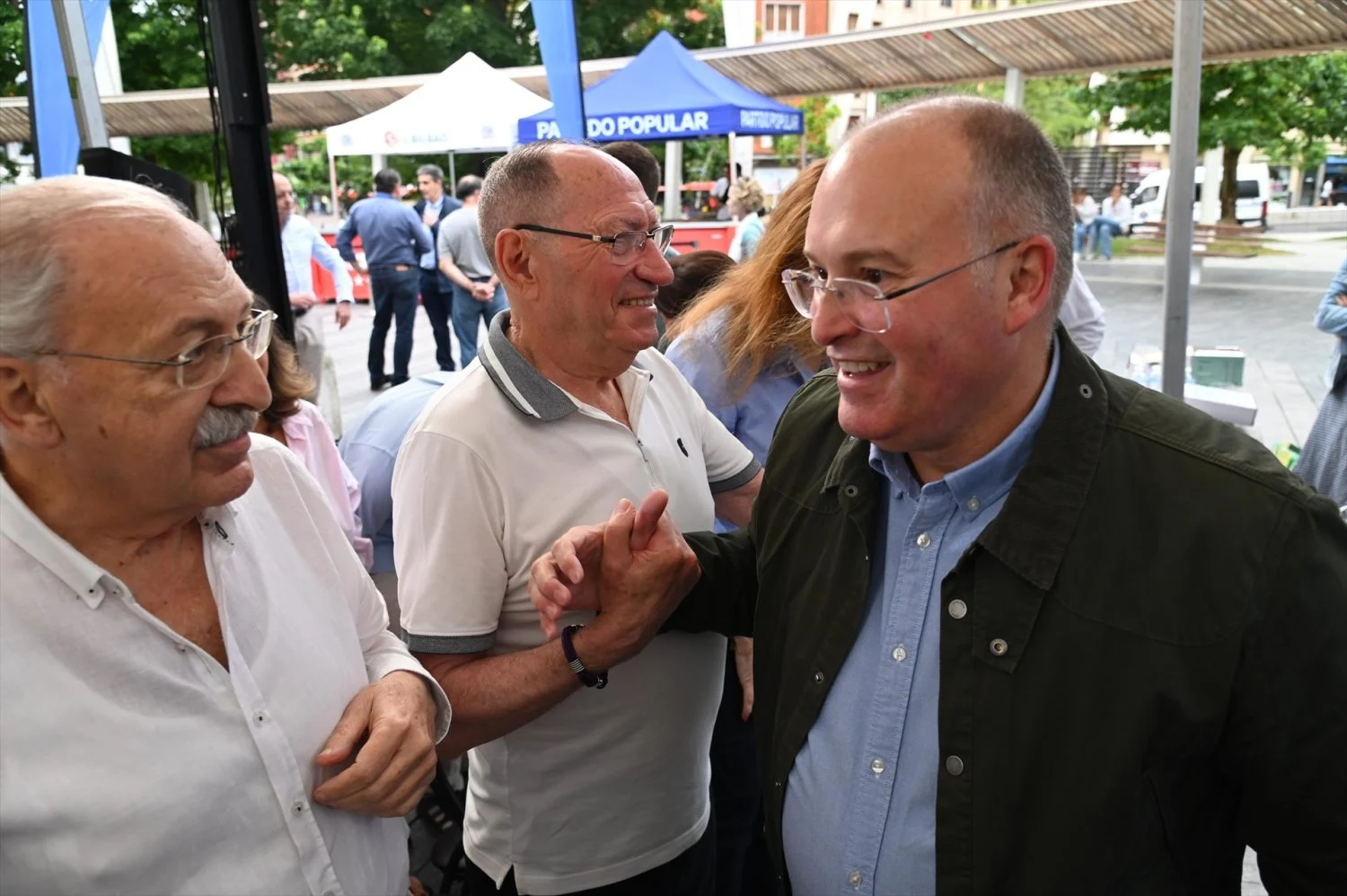 El secretario general del PP, Miguel Tellado (d), durante una jornada política y festiva organizada por el PP de Bizkaia (Fuente: agencias)