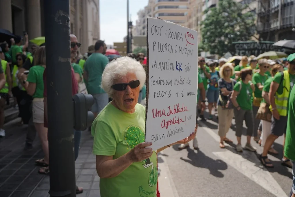 Policías reformistas apoyan a la docente valenciana agredida por la UIP 1 Moncloa EuropaPress 7565596 varias personas celebracion manifestacion docentes no universitarios junio 1 Moncloa