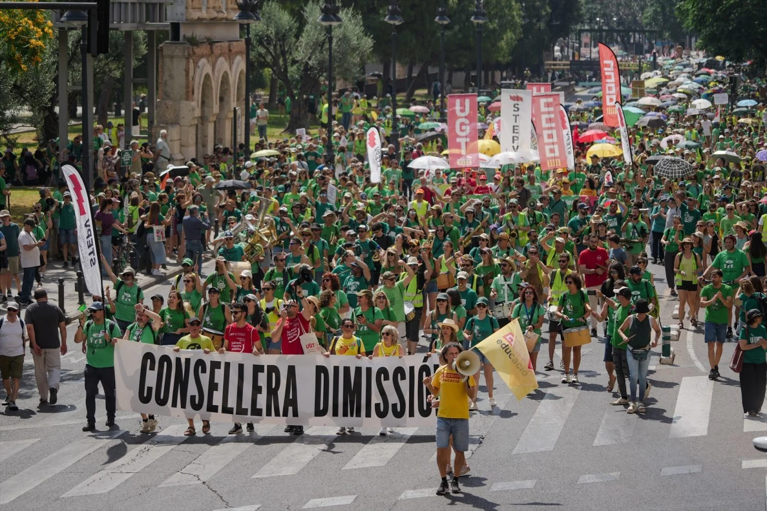 EuropaPress_7565599_varias_personas_celebracion_manifestacion_docentes_no_universitarios_junio