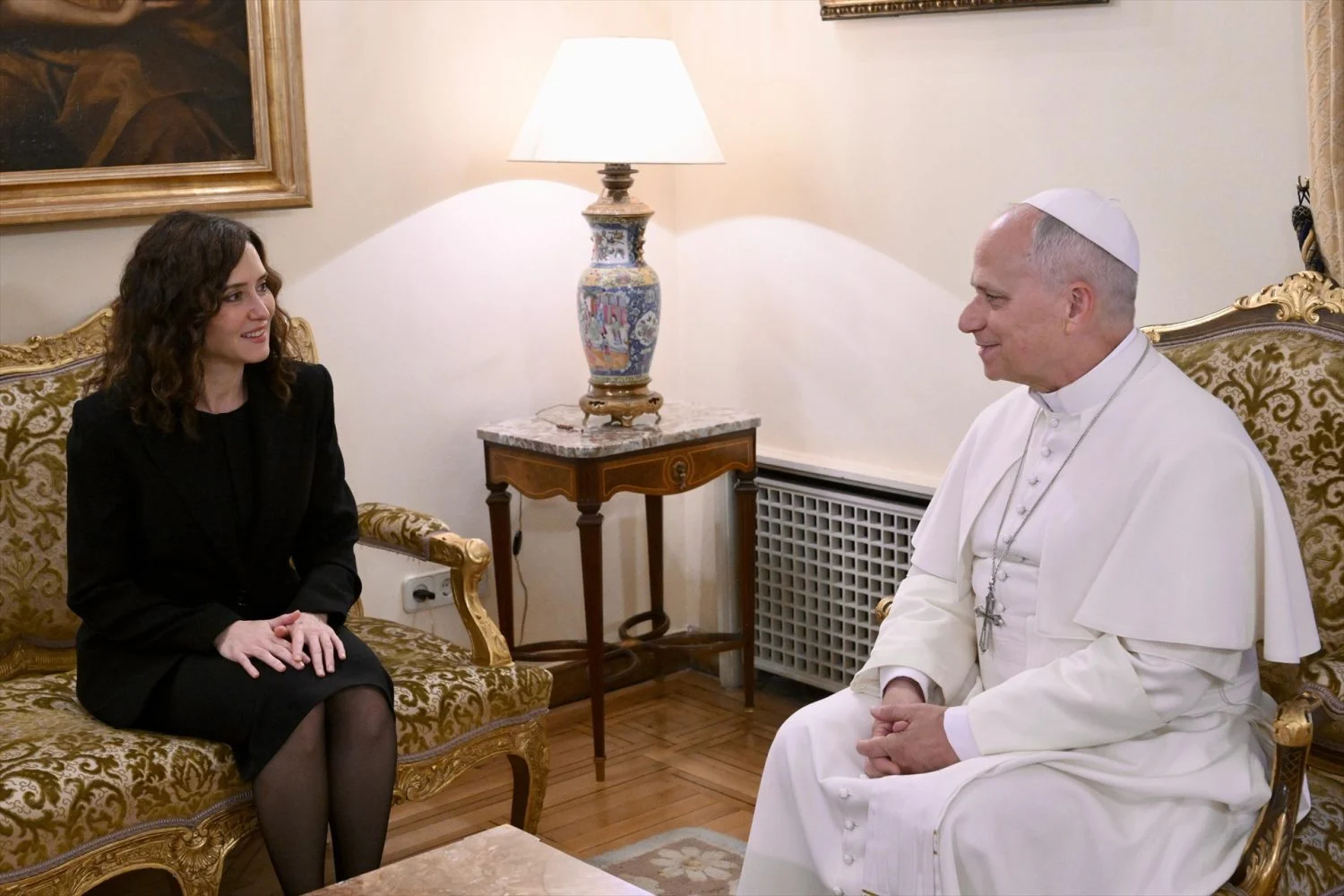 La presidenta de la Comunidad de Madrid, Isabel Díaz Ayuso se reúne con el Papa León XIV (Fuente: Agencias) La presidenta de la Comunidad de Madrid, Isabel Díaz Ayuso se reúne con el Papa León XIV (Fuente: Agencias)