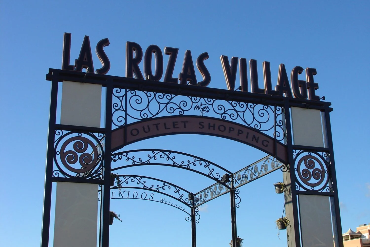 Las Rozas Village, el outlet premium de Madrid donde marcas como Levi's, Burberry y Hugo Boss rebajan sus precios hasta un 60% Las Rozas Village, el outlet premium de Madrid donde marcas como Levi's, Burberry y Hugo Boss rebajan sus precios hasta un 60%