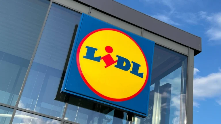 El invento de Lidl por menos de 20 euros para iluminar tu terraza sin cables y sin gastar luz este verano