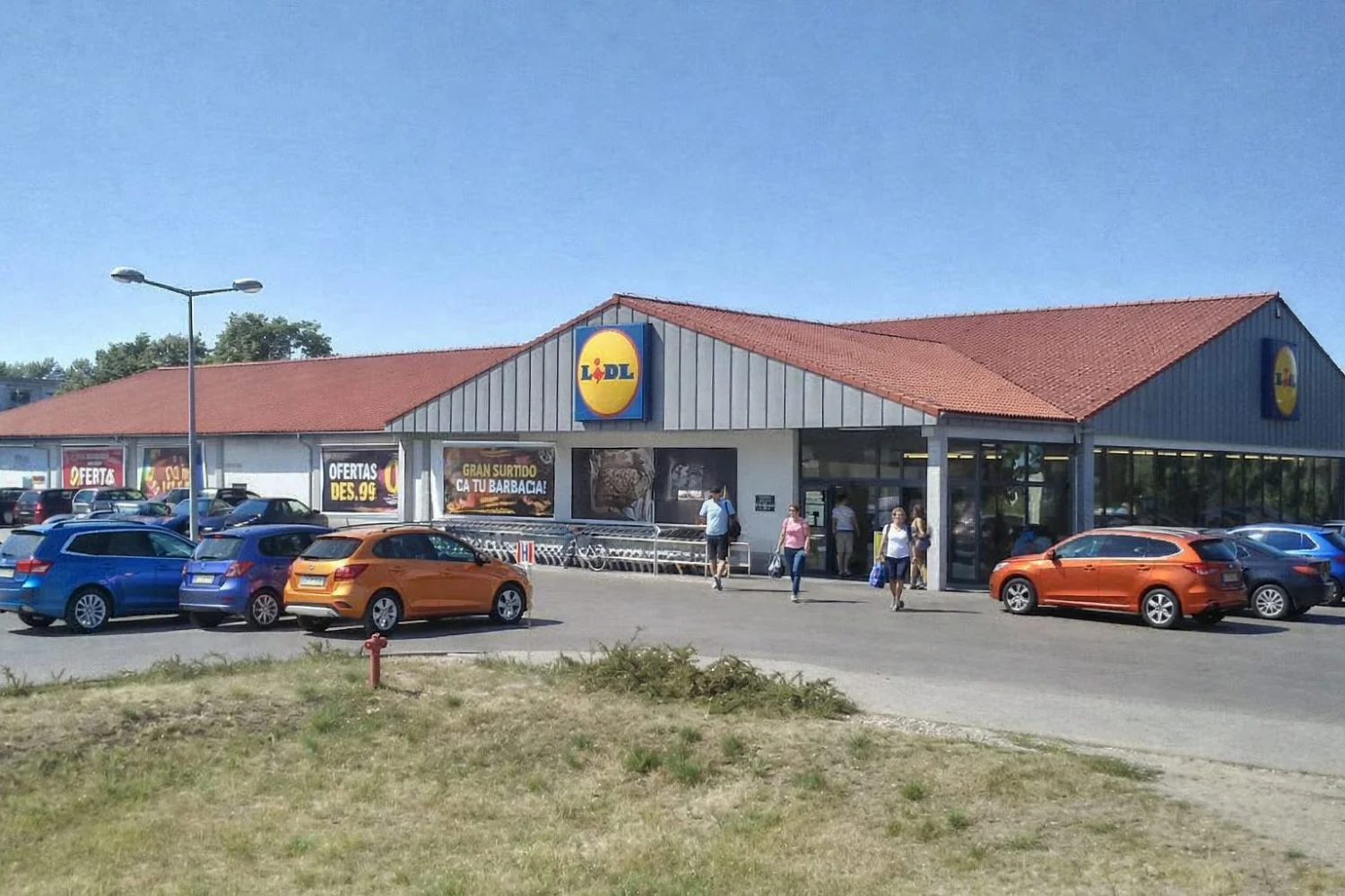 Lidl desata la guerra de precios del aceite con su garrafa de 3 litros a 12,95 € y provoca colas en los lineales Lidl desata la guerra de precios del aceite con su garrafa de 3 litros a 12,95 € y provoca colas en los lineales