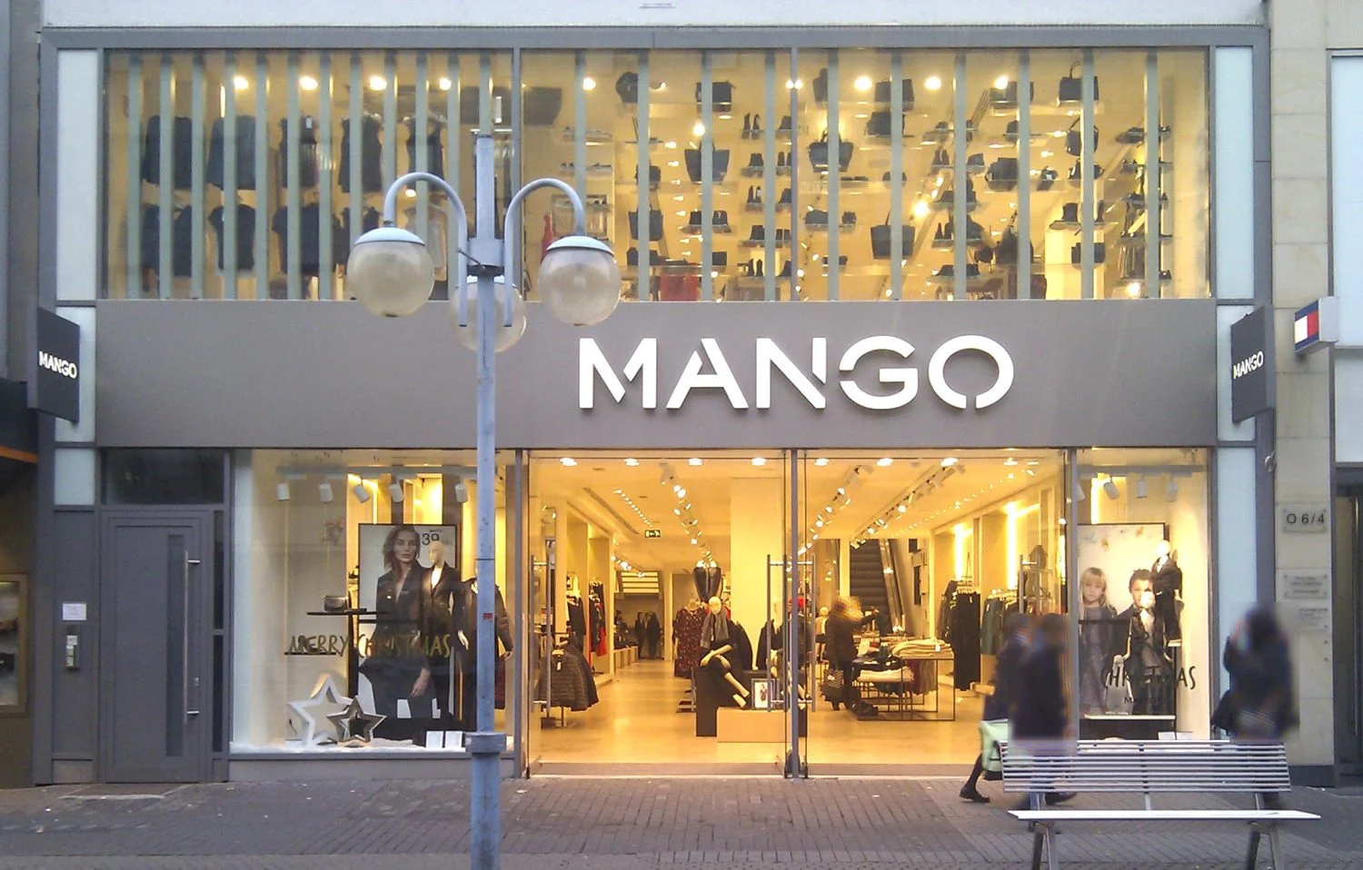 Las rebajas de Zara arrancan el 24 de junio en web y el 25 en tiendas, pero Mango se adelanta dos días para robarle el protagonismo Las rebajas de Zara arrancan el 24 de junio en web y el 25 en tiendas, pero Mango se adelanta dos días para robarle el protagonismo