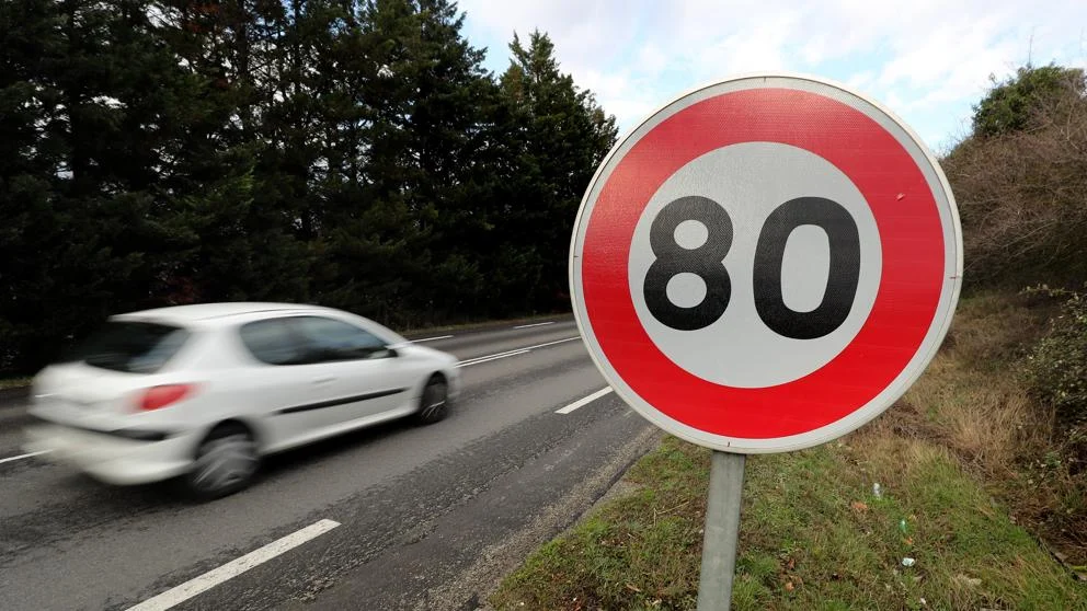 La DGT recuerda que adelantar superando el límite de velocidad ya tiene multa: así funciona la norma que muchos conductores siguen ignorando La DGT recuerda que adelantar superando el límite de velocidad ya tiene multa: así funciona la norma que muchos conductores siguen ignorando