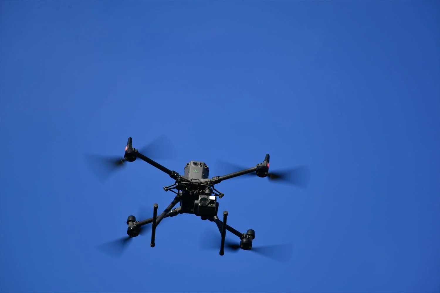 Un dron sobrevuela la zona de Sidi Ibrahim, a 14 de abril de 2023, en Ceuta