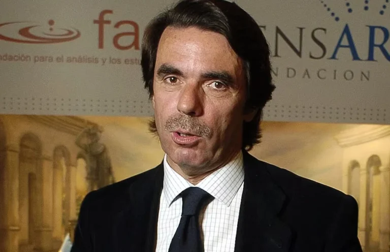 Aznar y Vox frenan el acercamiento de Feijóo a Junts en Cataluña