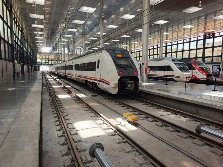 El Corredor Mediterráneo se atasca en la Comunitat Valenciana: Adif confirma que solo el 36% de la red está en servicio
