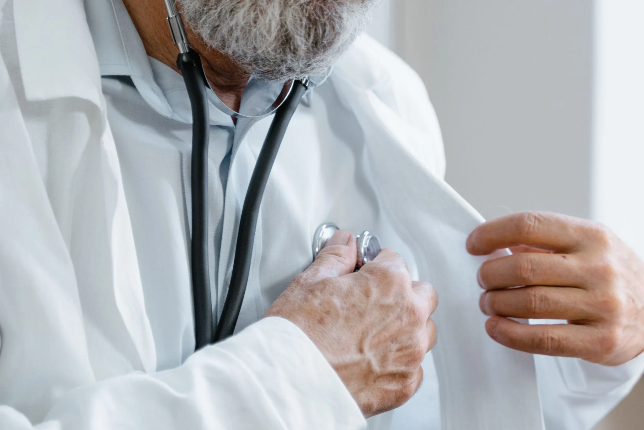 Málaga encara un relevo crítico: casi 2.900 médicos al borde de la jubilación sin recambio generacional 1 Moncloa relevo generacional sanitario