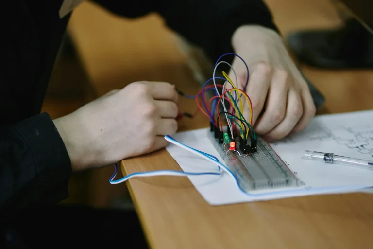 Almeida y CEOE lanzan el programa ‘Olegario’ en colegios de Madrid para fomentar el emprendimiento desde los 8 años