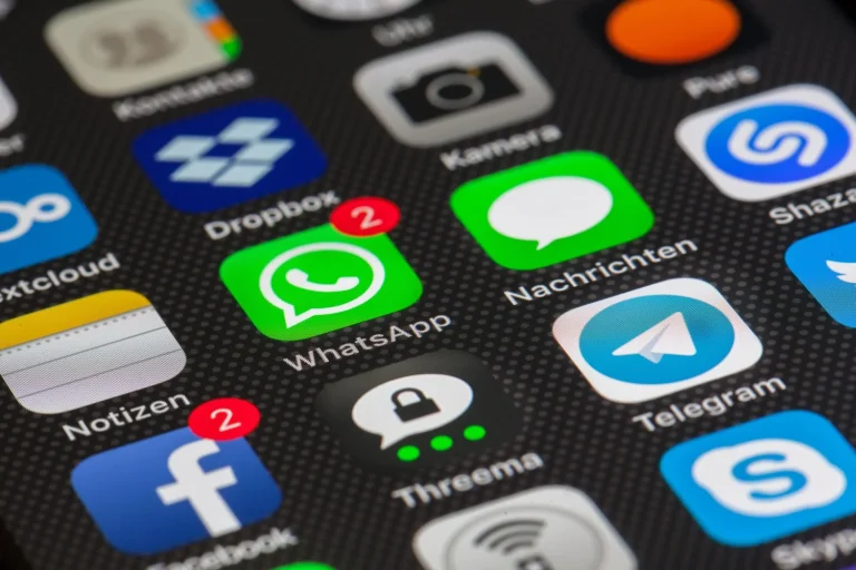 El Parlamento Europeo reactiva Chat Control con enmienda de última hora que excluye a WhatsApp