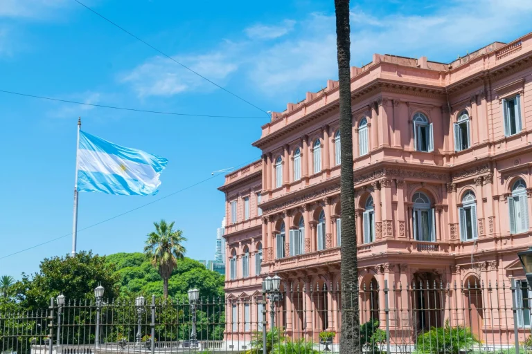 La renuncia de Manuel Adorni en Argentina: el escándalo patrimonial que alerta a los inversores españoles