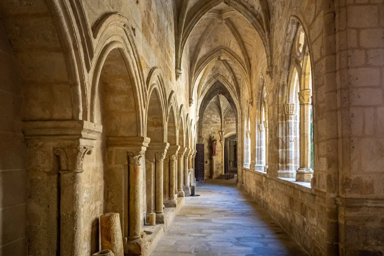 Sepulcro medieval de Betanzos: la tumba del noble gallego Fernán Pérez de Andrade con oso y jabalí
