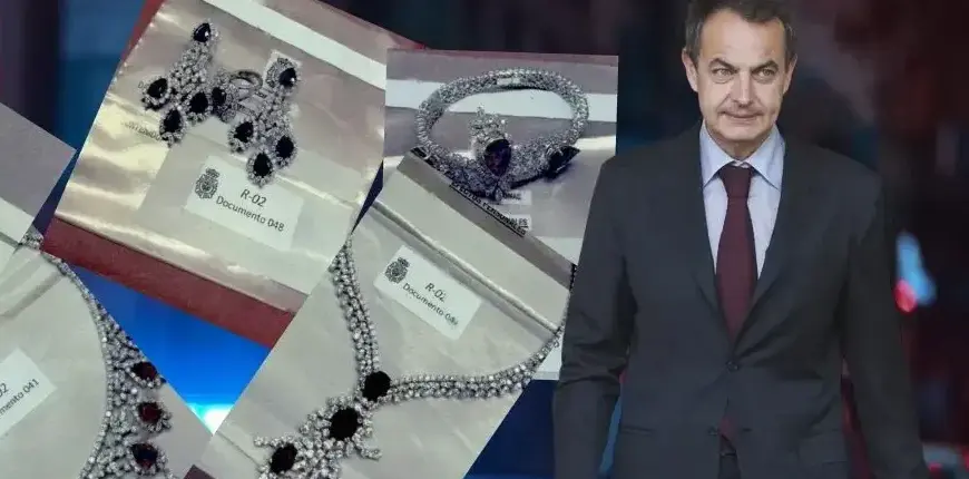 zapatero y joyas El ex presidente Rodríguez Zapatero con algunas de las joyas de su caja fuerte. MONCLOA