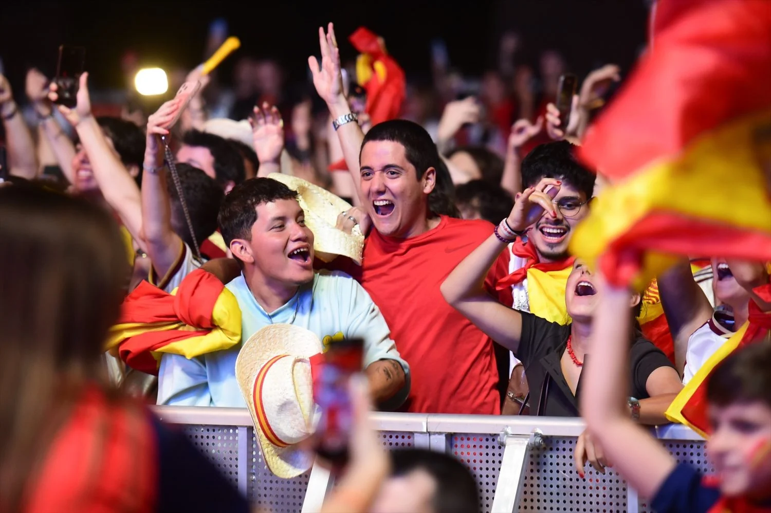 58688_aficionados_celebran_victoria_espana_celebracion_partido_espana_belgica