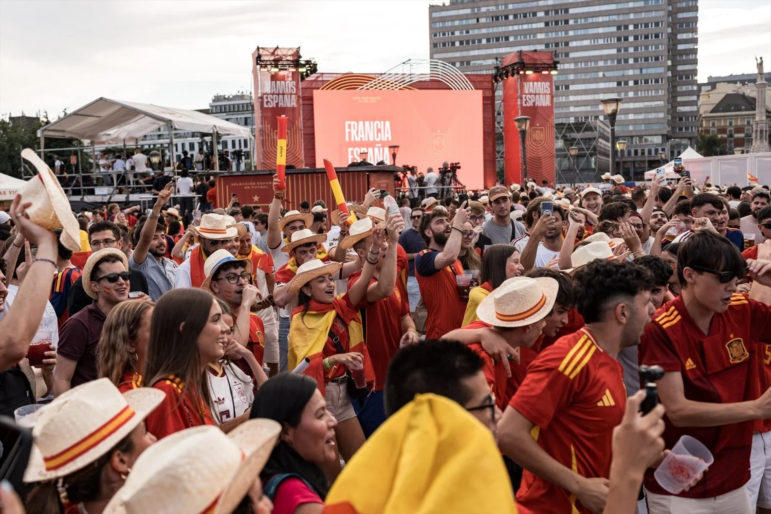 Aficionados a la selección española de fútbol durante la celebración del partido de semifinales del mundial entre España y Francia Aficionados a la selección española de fútbol durante la celebración del partido de semifinales del mundial entre España y Francia (Foto: Europa Press)