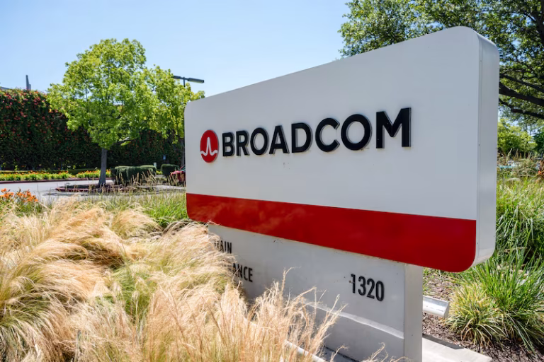 Apple y Broadcom amplían su acuerdo de chips hasta 2031: Broadcom sube un 4%