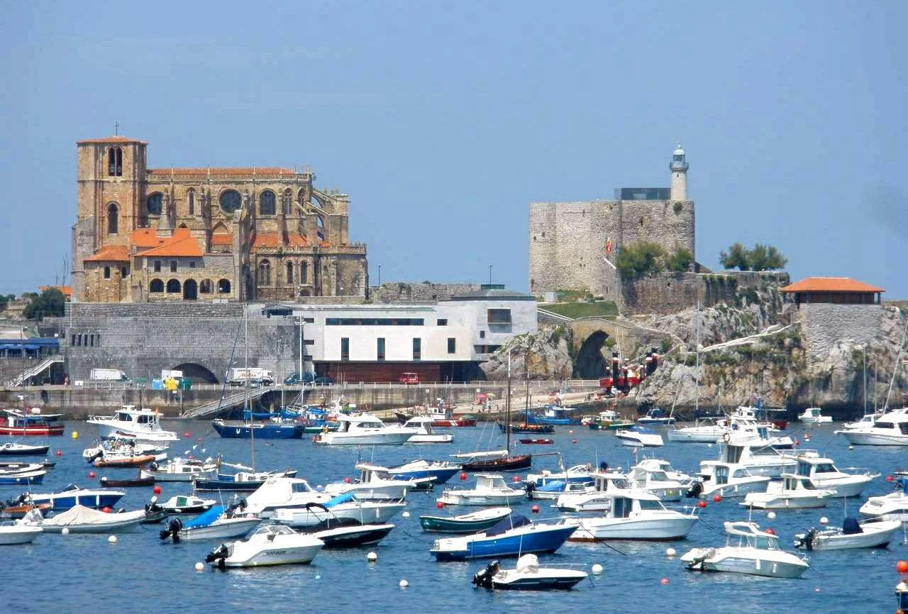 Ni la costa gaditana: este pueblo marinero de casas de colores tiene castillo en la playa Ni la costa gaditana: este pueblo marinero de casas de colores tiene castillo en la playa