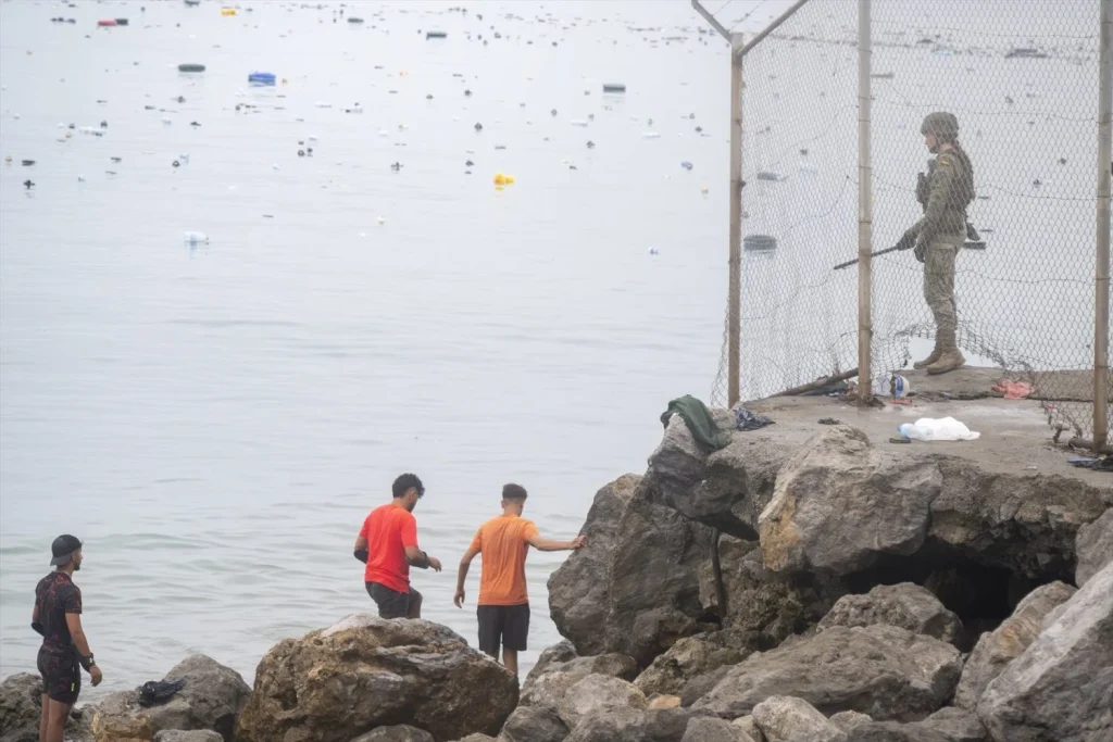Qué significa la llegada masiva de inmigrantes a Ceuta desde Marruecos 1 Moncloa Decenas de personas siguen intentando cruzar la frontera, a 31 de julio de 2026, en Ceuta (Foto: Europa Press)