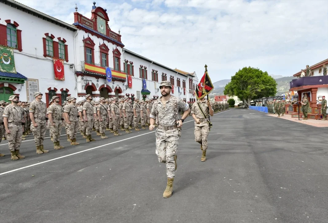 Dos militares corren durante el acto de despedida de los 130 militares de Ceuta que parten a finales de mayo en la Operación XVIII de apoyo a Irak Dos militares corren durante el acto de despedida de los 130 militares de Ceuta que parten a finales de mayo en la Operacion XVIII de apoyo a Irak Moncloa
