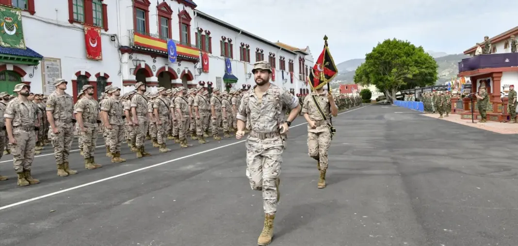 Dos militares corren durante el acto de despedida de los 130 militares de Ceuta que parten a finales de mayo en la Operación XVIII de apoyo a Irak Dos militares corren durante el acto de despedida de los 130 militares de Ceuta que parten a finales de mayo en la Operación XVIII de apoyo a Irak (Foto: Europa Press)