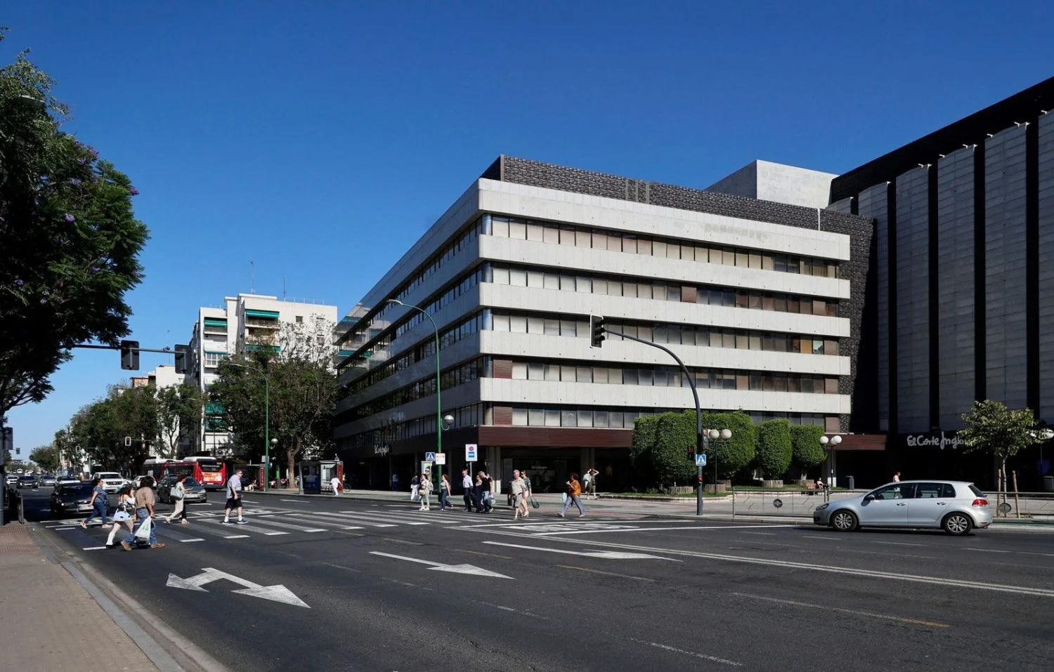 El Corte Inglés mantiene hasta un 50% de descuento en moda y un 40% en deportes hasta el 31 de agosto El Corte Inglés mantiene hasta un 50% de descuento en moda y un 40% en deportes hasta el 31 de agosto