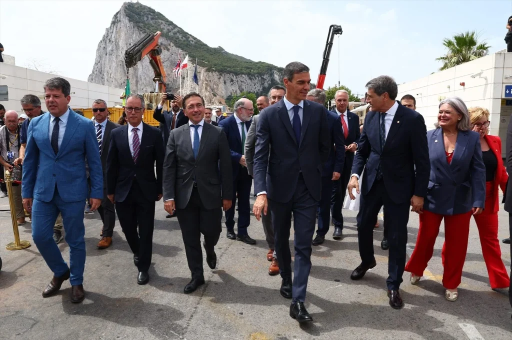 Estas son las desventajas económicas para España tras el acuerdo por Gibraltar 1 Moncloa El presidente del Gobierno, Pedro Sánchez (3d), abraza al ministro principal de Gibraltar, Fabian Picardo (1i), durante el acto de demolición de la Verja de la Línea de la Concepción (Foto: Europa Press)