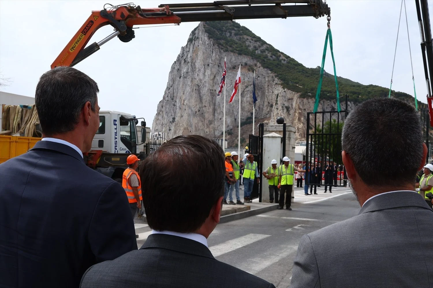 El presidente del Gobierno, Pedro Sánchez, durante el acto de demolición de la Verja de la Línea de la Concepción