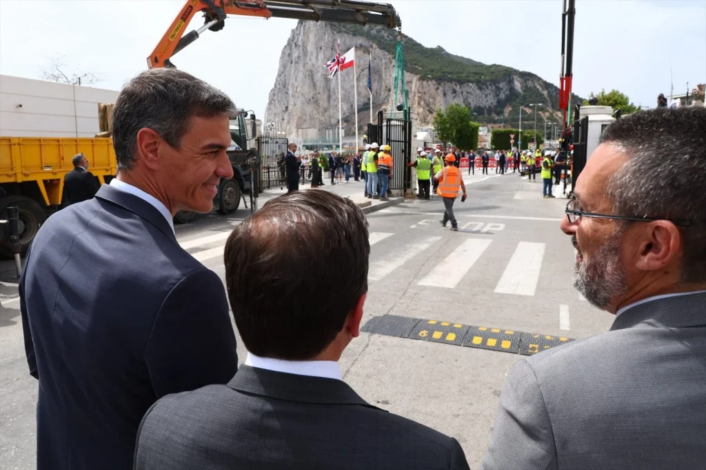 Estas son las desventajas económicas para España tras el acuerdo por Gibraltar 2 Moncloa El presidente del Gobierno, Pedro Sánchez (i), durante el acto de demolición de la Verja de la Línea de la Concepción (Foto: Europa Press)