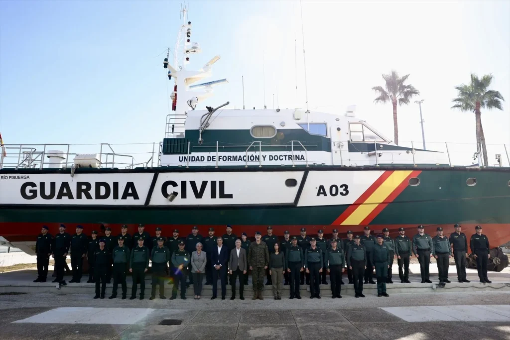 Cómo afecta la desaparición de OCON-Sur a la lucha contra el narcotráfico en España 1 Moncloa El rey Felipe VI posa en una foto tras visitar el buque aula en seco Rio Pisuerga dentro de la visita institucional realizada a la Unidad del Servicio Maritimo de la Guardia Civil en Cadiz Moncloa