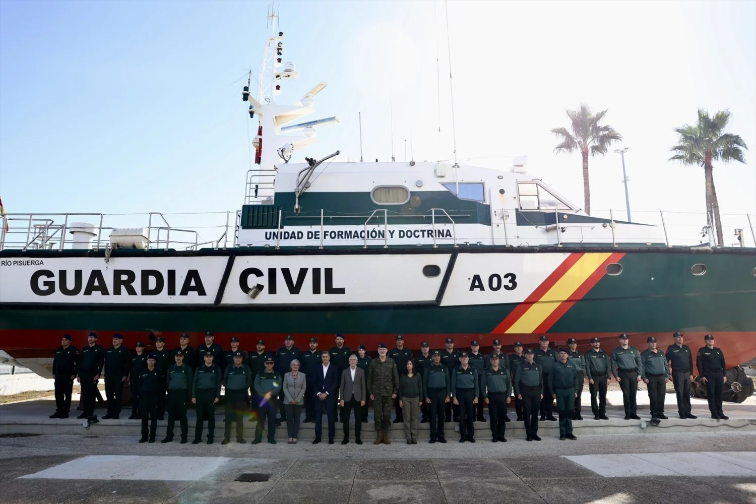 El rey Felipe VI posa en una foto tras visitar el buque-aula en seco 'Río Pisuerga', dentro de la visita institucional realizada a la Unidad del Servicio Marítimo de la Guardia Civil en Cádiz