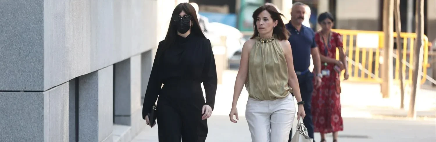Jésica Rodríguez, de negro, junto a su abogada. EP