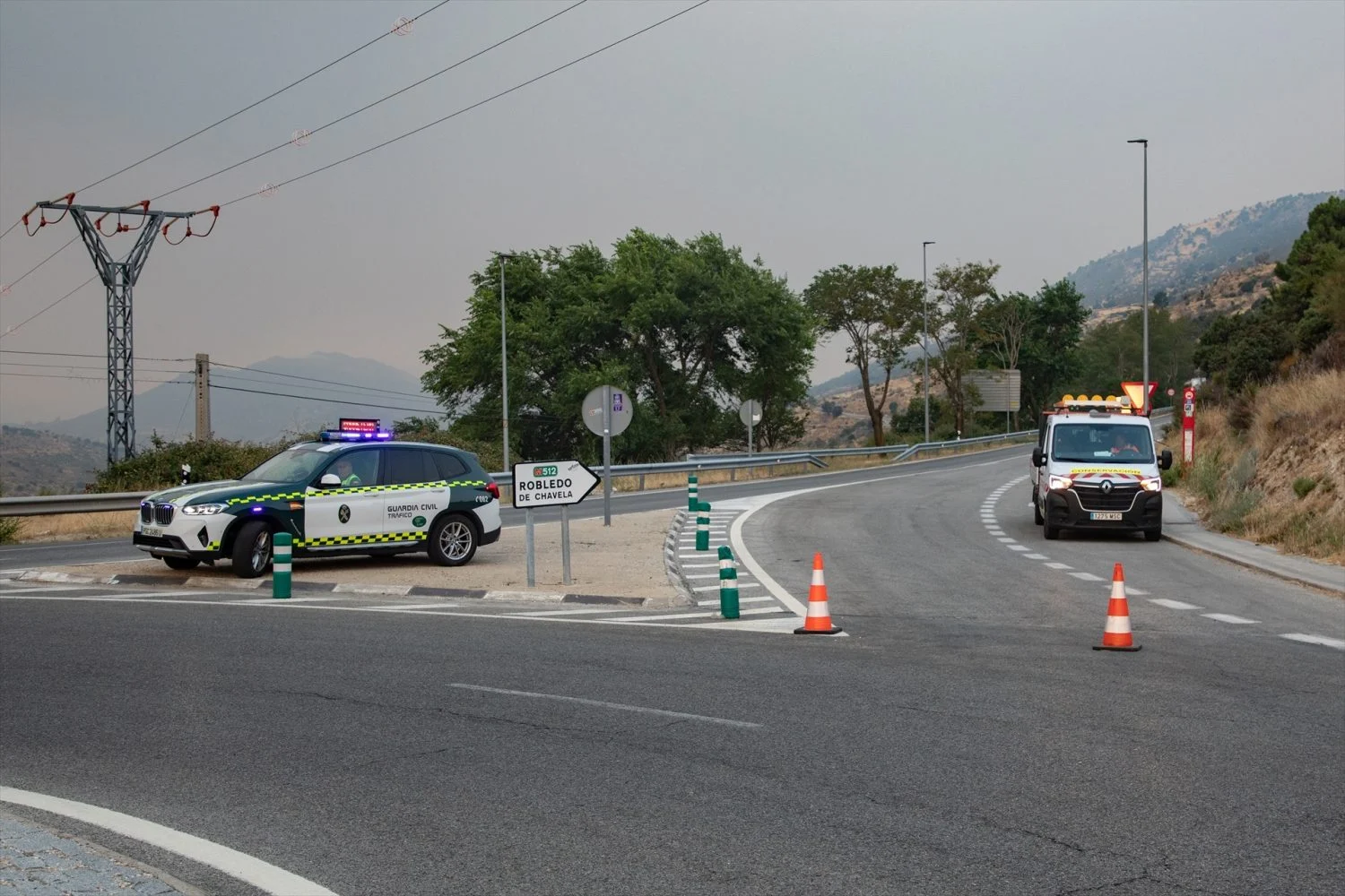EuropaPress_7686814_vehiculos_guardia_civil_vigilan_carretera_cortada_labores_extincion
