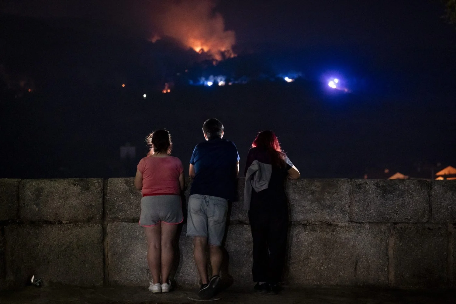 EuropaPress_7688148_varias_personas_observan_incendio_25_julio_2026_san_martin_valdeiglesias