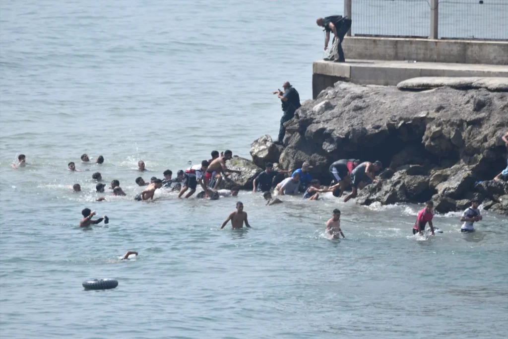 Crisis de Ceuta: "Sánchez visita Argelia, el Supremo rechaza las entregas en caliente... pues invasión" 1 Moncloa EuropaPress 7695266 varias personas intentan cruzar frontera nado 30 julio 2026 ceuta espana Moncloa