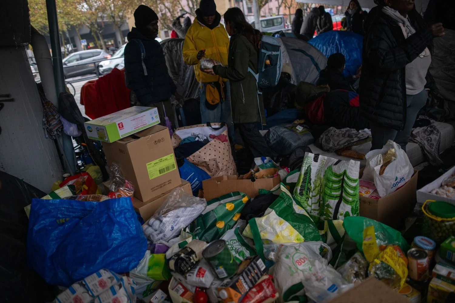 Personas desalojadas del antiguo Instituto B9 de Badalona acampan debajo de la salida 210 de la C-31 (Foto: Europa Press)