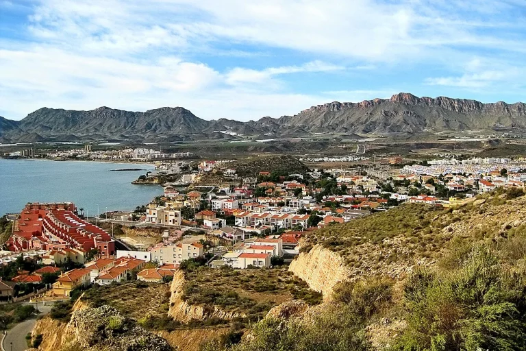 Esta cala escondida entre Almería y Murcia tiene una piscina natural de aguas turquesas y parece sacada del Caribe