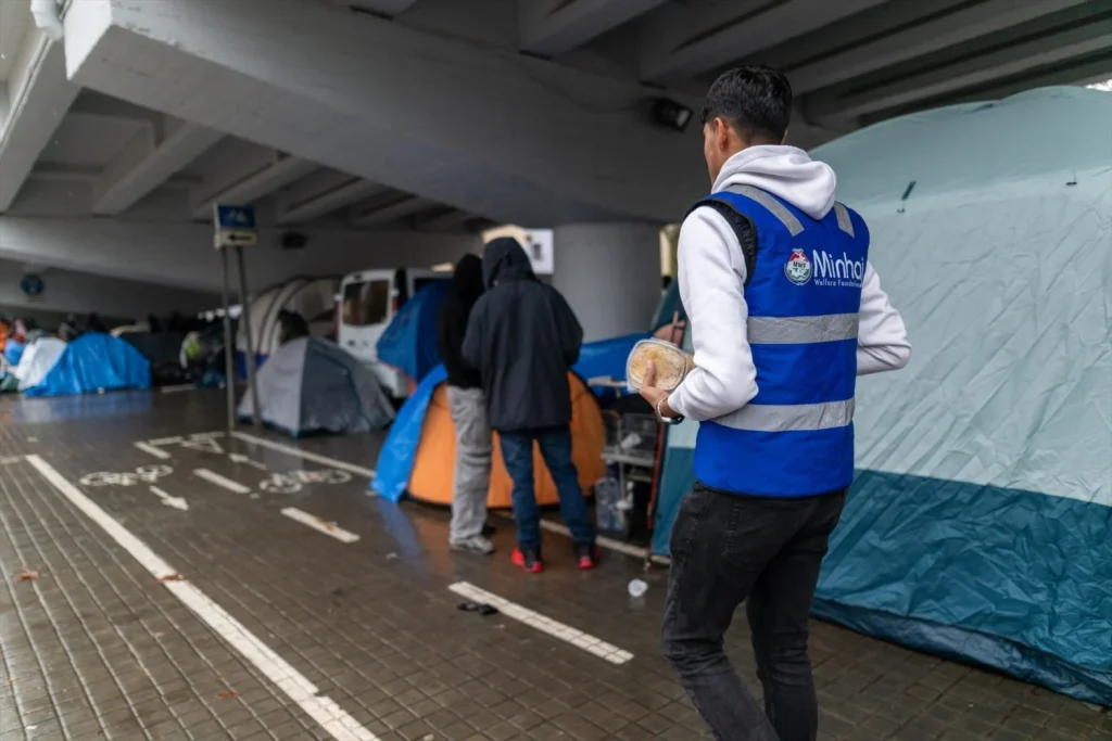 La ONU alerta del riesgo alimentario en España por inflación, clima y conflictos internacionales persistentes 1 Moncloa Reparto de comida a personas en situación de calle (Foto: Europa Press)