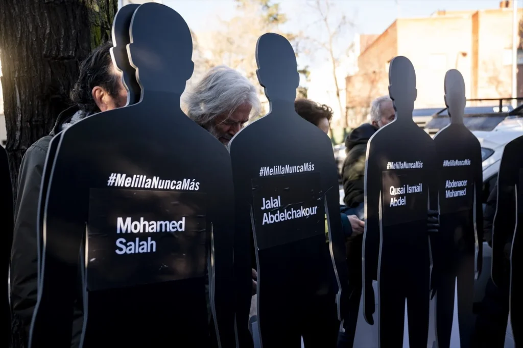 El demoledor informe sobre la masacre de Melilla que vuelve a señalar la actuación de Marruecos 3 Moncloa Siluetas de migrantes con nombres colocadas por Amnistía Internacional, frente a la embajada de Marruecos en Madrid (Foto: Europa Press)