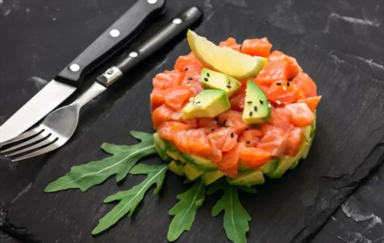 Nunca vuelvas a cocinar salmón al microondas sin este truco: queda jugoso en 4 minutos