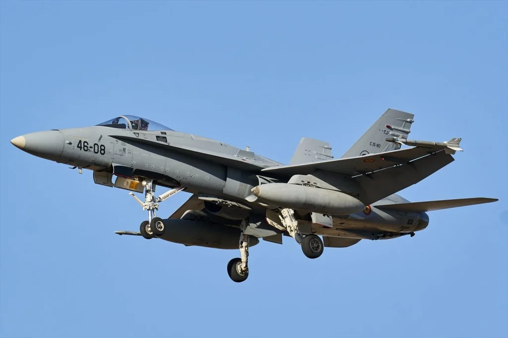 El naufragio del FCAS deja a España sin caza europeo y amenaza su industria militar 2 Moncloa Un avión F-18 Hornet Ejercito del Aire de España