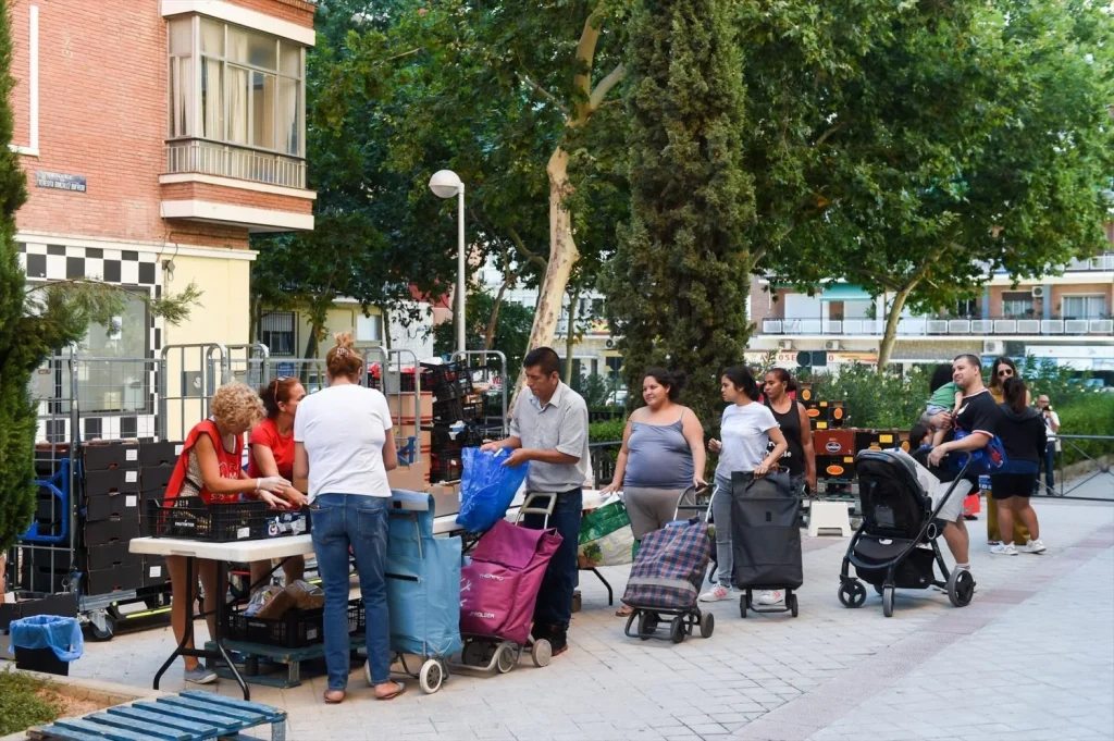 La ONU alerta del riesgo alimentario en España por inflación, clima y conflictos internacionales persistentes 2 Moncloa Varias persona hacen cola para recibir productos de primera necesidad donados, en la Plaza de San Amaro (Foto: Europa Press)