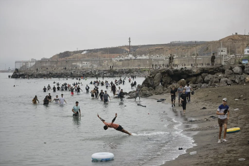 Los policías acusan a Interior de vender propaganda y reclaman más agentes para Ceuta y Melilla 1 Moncloa Varios migrantes intentan cruzar a nado la frontera, a 31 de julio de 2026, en Ceuta (Foto: Europa Press)