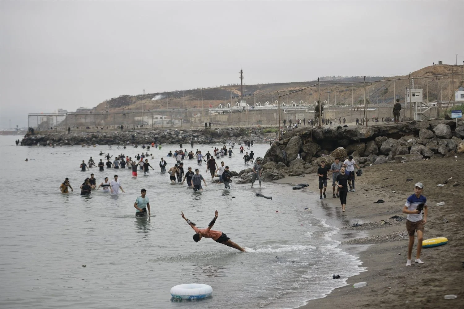 Varios migrantes intentan cruzar a nado la frontera, a 31 de julio de 2026, en Ceuta Varios migrantes intentan cruzar a nado la frontera, a 31 de julio de 2026, en Ceuta (Foto: Europa Press)