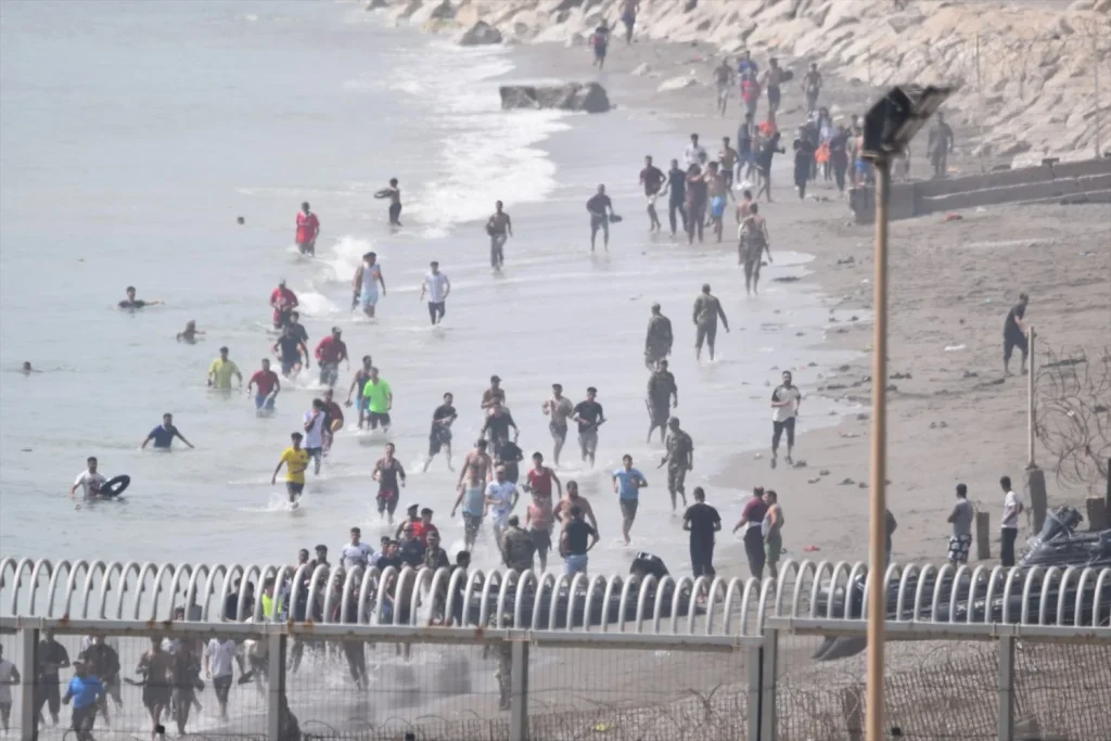 Las cartas de España para presionar a Marruecos tras la última crisis migratoria de Ceuta 2 Moncloa Varios migrantes intentan cruzar la frontera a nado, a 30 de julio de 2026, en Ceuta (Foto: Europa Press)