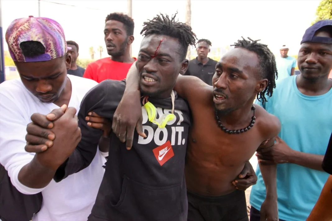 Varios migrantes se dirigen al Centro Temporal de Inmigrantes (CETI), después de saltar la valla de Melilla (Foto: Europa Press) Varios migrantes se dirigen al Centro Temporal de Inmigrantes (CETI), después de saltar la valla de Melilla (Foto: Europa Press)